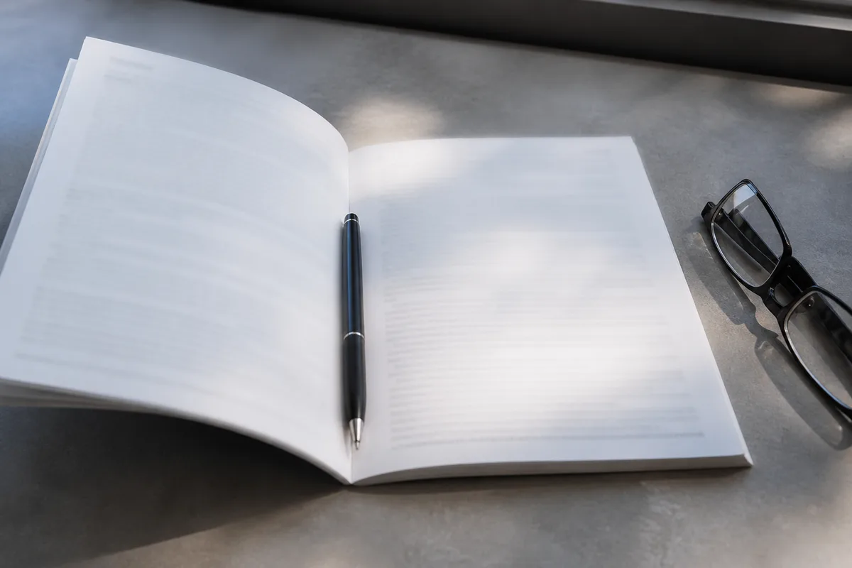 Contrat d&rsquo;assurance automobile ouvert sur une table avec un stylo posé dessus